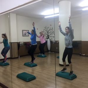 Practicando aerobic step en Gimdanza Silvia