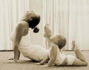 mujer y niño haciendo yoga